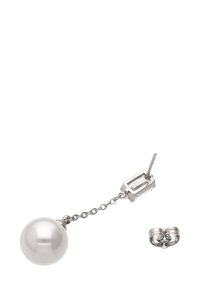 Ezüst fülbevaló, amelyen egy nagy, sima, fehér gyöngy található egy láncon, téglalap alakú stift csatlakozással és egy kis, passzoló karikafülbevalóval.