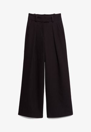 Schwarze weit geschnittene Hose aus glattem Stoff, mit hoher Taille, Gürtelschlaufen und zwei Vorderaschen. Die Faltenstruktur sorgt für Textur.