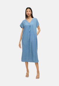 Denim midi obleka v svetlo modri barvi, z V-izrezom, kratkimi rokavi, sproščenim krojem in subtilnim nabiranjem spredaj. Gladka tekstura, priložnostna zasnova.