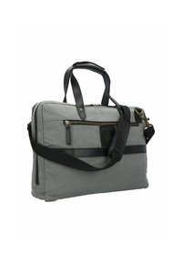 Maletín rectangular gris con asas de cuero negro, bolsillo frontal con cremallera y correa de hombro acolchada y desmontable.