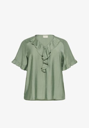 Groene blouse met korte mouwen van een gladde stof. Heeft een V-hals en ruches langs de voorkant en de mouwen.