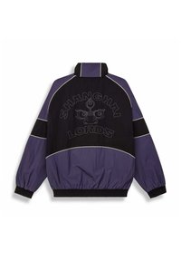 Fioletowa i czarna kurtka przeciwwiatrowa z elastycznymi mankietami w oversize'owym kroju, z haftowanym logo "SHANGHAI LORDS" oraz graficznym detalem z tyłu.