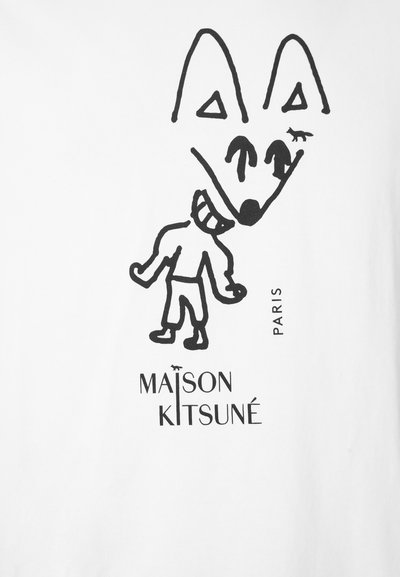 Hvitt t-skjorte med en svart linjetegnet rev med overdrevent ansiktstrekk og en liten figur, ledsaget av teksten "MAISON KITSUNÉ" og "PARIS."