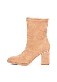Botas de ante color beige hasta la mitad de la pantorrilla con tacón cuadrado y punta redonda, que cuentan con un delgado detalle metálico en el borde del tacón.