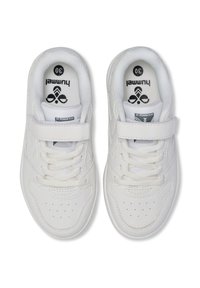 Białe sneakersy z gładką skórzaną cholewką, teksturowanym wnętrzem oraz zapięciem na rzep. Posiadają perforacje na palcach i sznurowaniu.