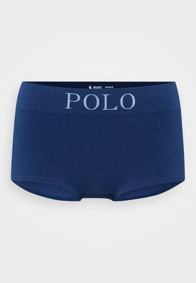 Tumši zilā kokvilnas bokserbikses ar ribotu tekstūru un elastīgu jostu, kurai ir izspiestas "POLO" burti gaisā zilā krāsā.