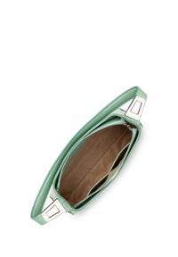 Sac à main vert menthe en matériau synthétique lisse. Il dispose d'une fermeture éclair, de deux poches intérieures et d'accents en métal rectangulaires.