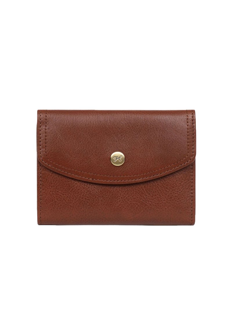 Brązowy skórzany portfel z teksturowanym wykończeniem, z zaokrąglonym klapkiem i złotym okrągłym zapięciem na zatrzask. Kompaktowy prostokątny kształt.