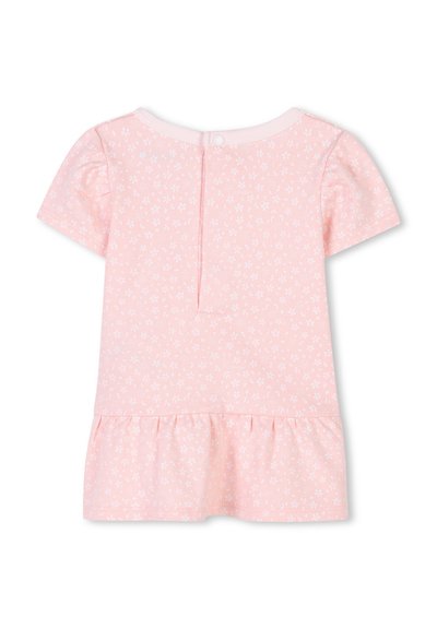 Robe courte rose à manches courtes avec un motif floral blanc, encolure ronde, et fermeture à boutons au dos, avec un ourlet en peplum froncé.