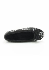 Ballerine en tweed noir et blanc avec un intérieur en daim doux, bout arrondi et un nœud décoratif à l'avant. Finition lisse.