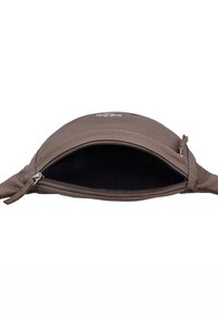 Braune Ledertasche mit strukturierter Oberfläche, geschwungener Form und Reißverschluss. Innenraum aus schwarzem Stoff. Logo auf der Vorderseite geprägt.