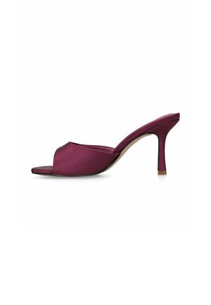 Open teen mule met hoge, smalle hak in donkerpaars satijn met een gevoerde bovenband op een witte achtergrond.