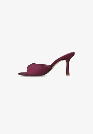 Mule à talon ouvert en satin violet foncé avec un talon haut et fin et une bride supérieure rembourrée sur fond blanc.