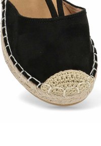 Espadrilles de ante negro con una punta de yute ganchillo redondeada y costuras blancas en contraste a lo largo del borde. Suela plana con textura natural.