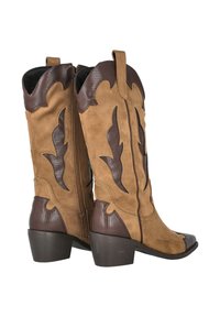 Botas de cowboy de ante marrón con un diseño decorativo de cuero, cierre de cremallera, tacón bajo apilado y acentos texturizados en marrón.