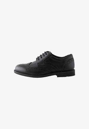 Czarny skórzany męski but brogue z wzorem wingtip, perforowanymi detalami i wiązaniem na sznurowadła, widoczny z lewej strony.