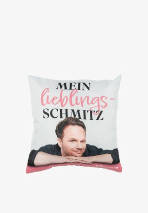 Cuscino quadrato con una fodera in tessuto morbido. Presenta un design stampato con il testo "MEIN LIEBLINGS-SCHMITZ" in nero e rosa, con l'immagine di una persona.