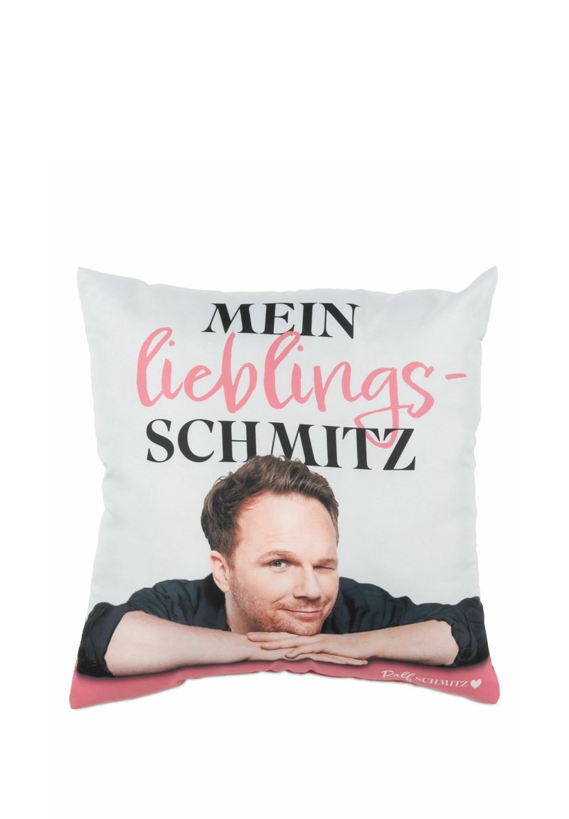 Cuscino quadrato con una fodera in tessuto morbido. Presenta un design stampato con il testo "MEIN LIEBLINGS-SCHMITZ" in nero e rosa, con l'immagine di una persona.