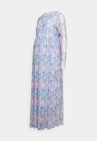 Blumenkleid für Schwangere mit langen Ärmeln, rundem Ausschnitt und geraffter Taille. Hat einen blauen Hintergrund mit pinken und lila Blumen.