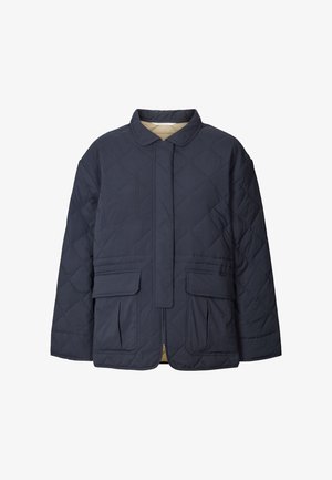Veste matelassée bleu marine avec un col à revers, deux poches avant et une fermeture éclair dissimulée. La doublure est de couleur claire contrastante.