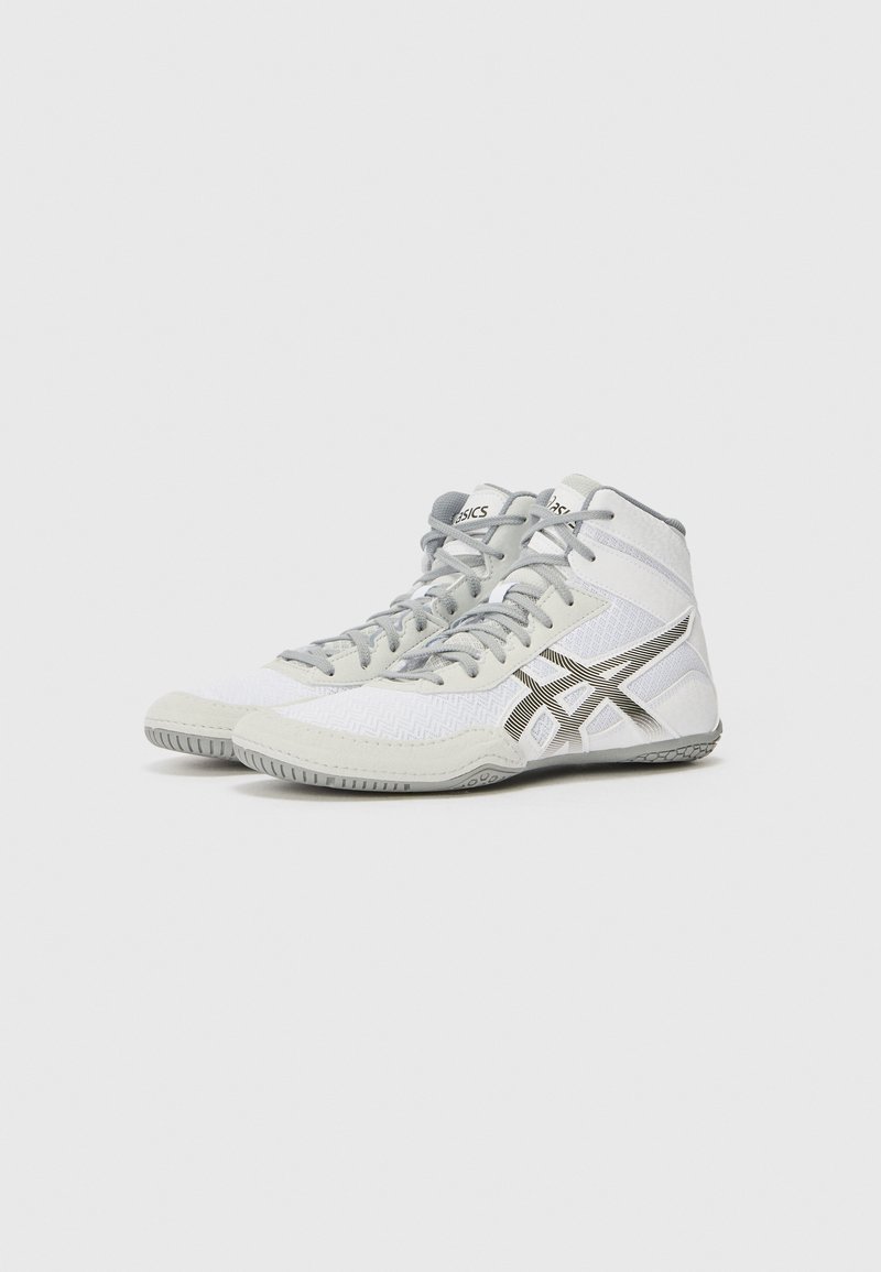 Baskets montantes blanches avec des accents gris et une tige en mesh texturé, dotées d'une semelle à motifs et d'un logo bien visible sur la languette.