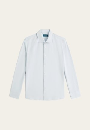 Lichtblauw overhemd met lange mouwen, knoopsluiting en een puntkraag, met een gladde textuur en een rij knopen aan de voorkant.