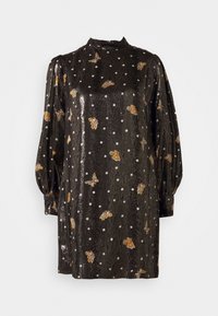 Robe noire à manches longues avec des pois blancs et des motifs de papillons orange, dotée d'un col montant et de manches légèrement bouffantes.