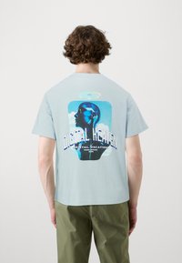 Jack & Jones JORLOOSIE TEE CREW NECK UNISEX - T-shirts med print - skyway