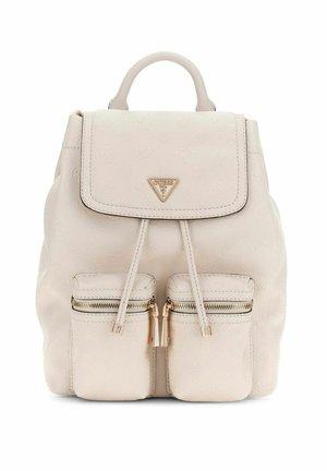 Sac à dos Guess en cuir crème avec fermoir à rabat, deux poches avant zippées et poignée supérieure.