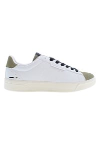 Sneakers bianchi con accenti verdi e navy, realizzati in pelle liscia. Presentano una suola in gomma testurizzata e un dettaglio del logo sul lato.