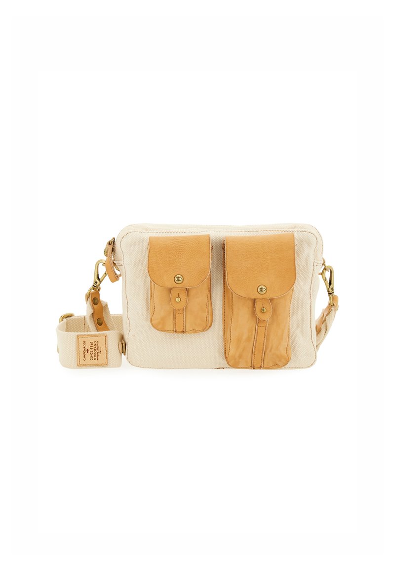 Borsa a tracolla in tela color crema con dettagli in pelle marrone chiaro. Presenta due tasche frontali con chiusure a pattina e una tracolla staccabile.