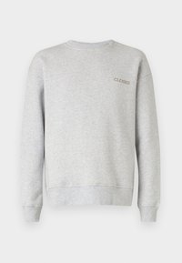 Maglione grigio in cotone con scollo rotondo, polsini e orlo a costine. Presenta la scritta "CLOSED" ricamata in beige sul petto.