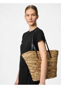 Borsa a tracolla in paglia intrecciata con manici in pelle nera, caratterizzata da un ampio e aperto superiore e da un corpo testurizzato, progettata per un uso informale.