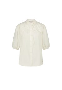 Blusa blanca de algodón con cuello volante, mangas cortas abullonadas y detalles bordados en la sisa. Cierre de botones en la parte delantera.
