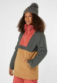 Giacca color-block con sezioni verde scuro, corallo e marrone. Realizzata in tessuto morbido con colletto con zip e tasche frontali. Berretto grigio lavorato a maglia.