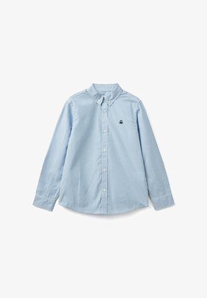 Camicia azzurra chiaro con bottoni, a righe verticali bianche sottili, maniche lunghe, colletto e un piccolo logo blu navy sul lato sinistro del petto.