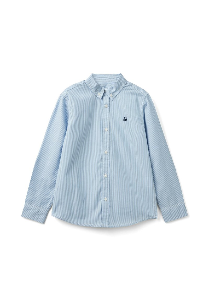 Camicia azzurra chiaro con bottoni, a righe verticali bianche sottili, maniche lunghe, colletto e un piccolo logo blu navy sul lato sinistro del petto.