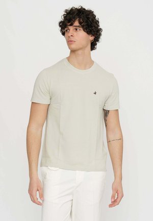 T-shirt verde chiaro a maniche corte realizzato in tessuto morbido, con un piccolo logo di un uccellino marrone sul lato sinistro del petto. Design aderente con scollatura rotonda.