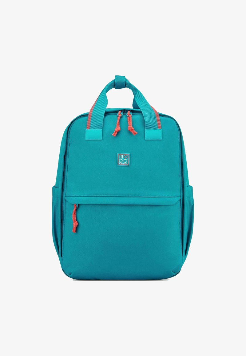 Teal rugzak met koraalkleurige ritsen en handvatten, gemaakt van duurzaam materiaal, met een voorvak en gewatteerde banden voor comfort.