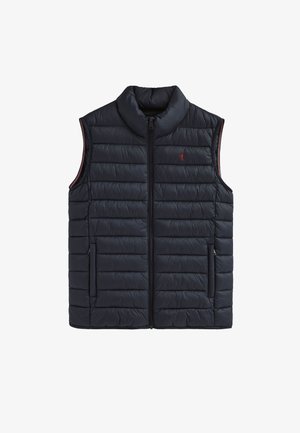 Marineblauer Steppweste mit hohem Kragen, Frontreißverschluss und zwei seitlichen Taschen. Verfügt über ein horizontales Steppmuster und kontrastierende rote Akzente.