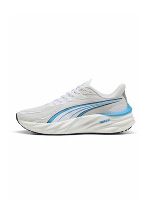 Chaussure de course blanche avec tige en mesh, accents bleus et semelle noire. Caractérisée par un design texturé et une semelle intermédiaire rembourrée pour un meilleur soutien.