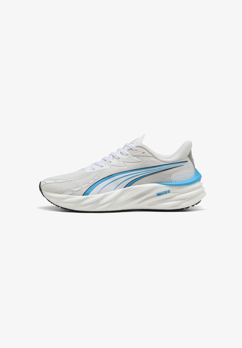 Chaussure de course blanche avec tige en mesh, accents bleus et semelle noire. Caractérisée par un design texturé et une semelle intermédiaire rembourrée pour un meilleur soutien.