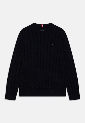 Maglione nero a maglia intrecciata con scollatura a girocollo, polsini e orlo a coste. Presenta un piccolo logo in rosso, bianco e blu sul petto.