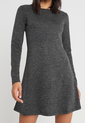 Graues langärmeliges Kleid mit tailliertem Oberteil und ausgestelltem Rock, aus einem weichen Strickstoff mit glatter Textur gefertigt.