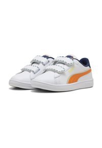 Adidași sintetici albi cu accente portocalii și bleumarin, două benzile Velcro și suprafețe texturate pentru aderență. Logo-ul PUMA pe lateral.