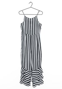Gestreifter Jumpsuit in Schwarz und Weiß mit Spaghetti-Trägern, einem taillierten Oberteil und einem ausgestellten, rüschierten Saum. Glatte Stofftextur.