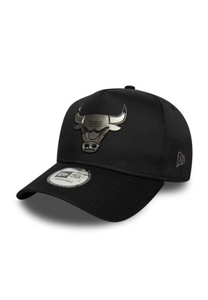 Schwarze Kappe mit einem erhabenen metallischen Chicago Bulls Logo auf der Vorderseite. Das Design ist strukturiert mit einer gebogenen Krempe und texturiertem Stoff.