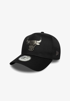 Schwarze Kappe mit einem erhabenen metallischen Chicago Bulls Logo auf der Vorderseite. Das Design ist strukturiert mit einer gebogenen Krempe und texturiertem Stoff.