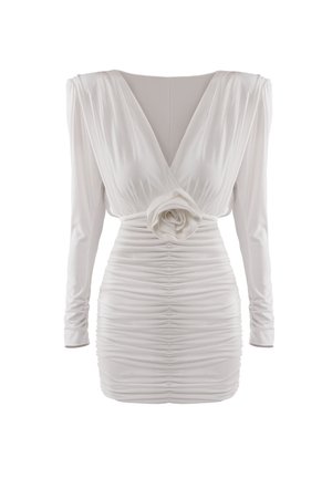 Bela mini obleka z dolgimi rokavi in naborki, z globokim V-izrezom in velikim rožnim detajlom iz blaga ob pasu.