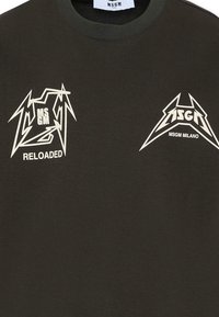 Camiseta de algodón negra con estampados gráficos en blanco, incluyendo "RELOADED" y "MSGM MILANO" en diseños angulares. Cuello redondo y mangas cortas.